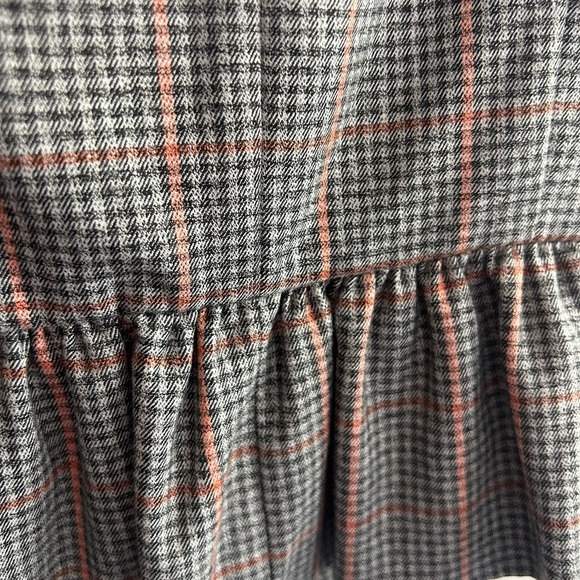 Excellent condition Antonio Melani size 2 grey windowpane plaid peplum tank. - Picture 8 of 10